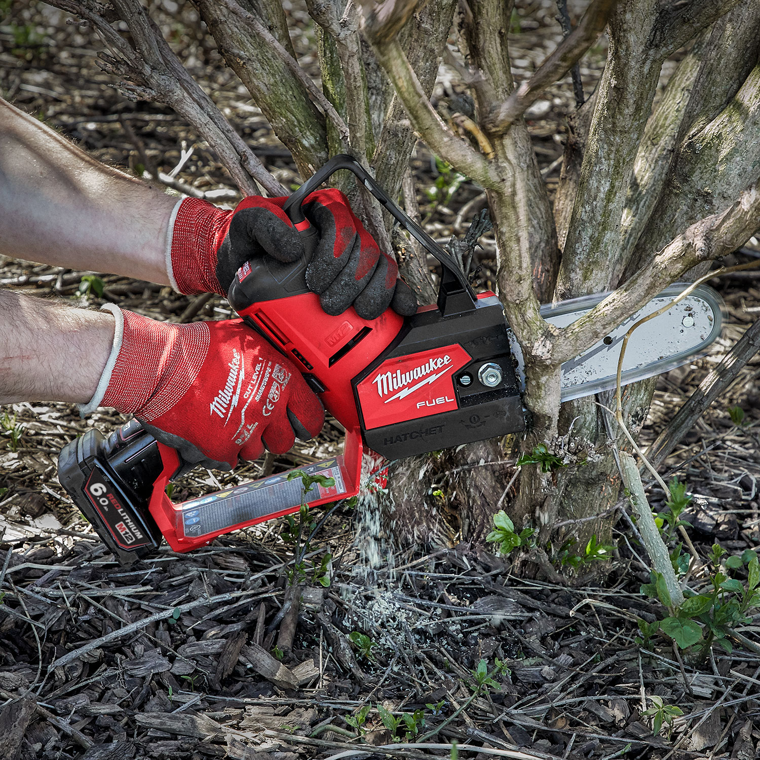 Аккумуляторная цепная пила секатор. Chainsaw Milwaukee m18. Аккумуляторная цепная пила Milwaukee. Аккумуляторная цепная пила Милуоки. Hatchet бензопила.